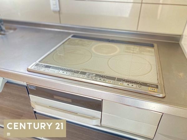 岩出市曽屋　中古戸建のキッチン|【キッチン】
お掃除らくらくのIHクッキングヒーター！