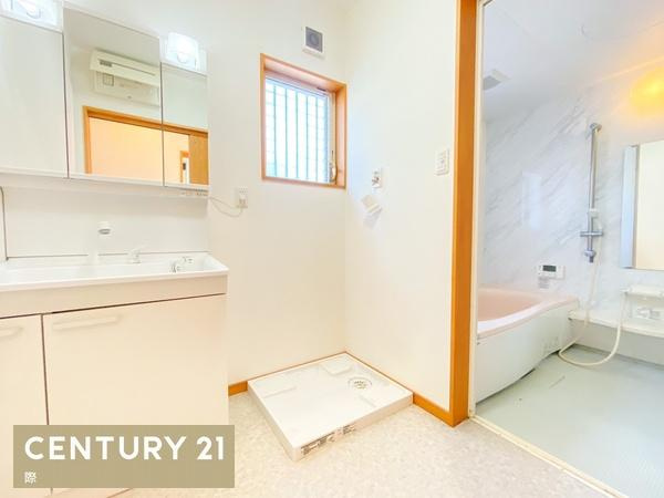 岩出市曽屋　中古戸建の独立洗面台|【洗面所】
清潔感ある洗面所