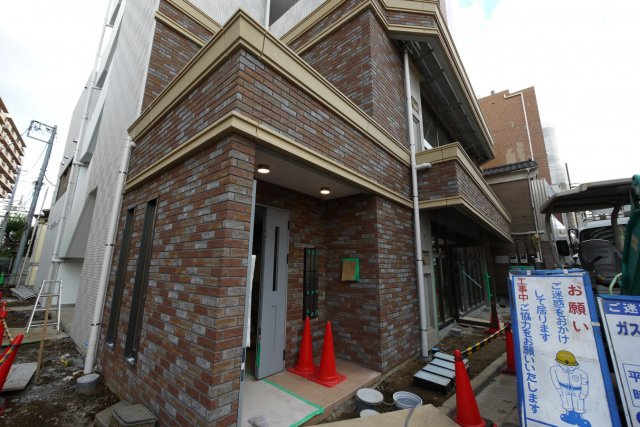 煌楼大久保Ｓｔａ．のエントランス|エントランスは煉瓦張り