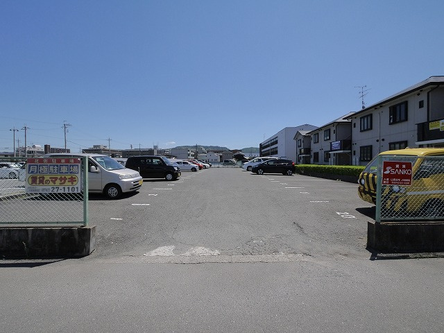 北側駐車場の外観