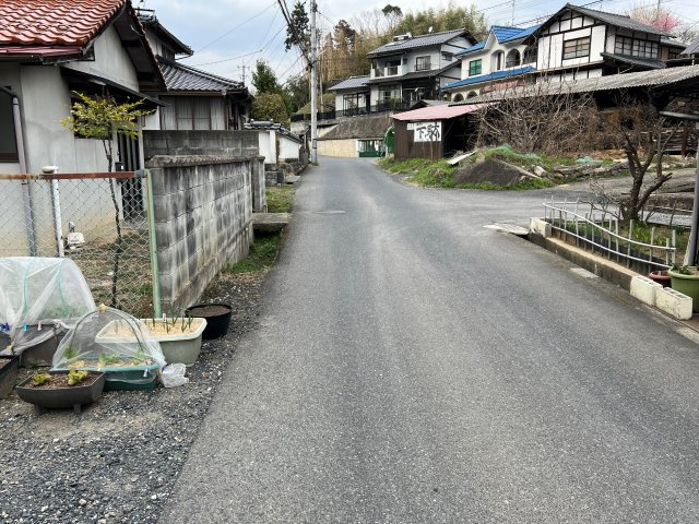 津山市小田中　売土地75.27坪（古屋あり）の前面道路含む現地写真
