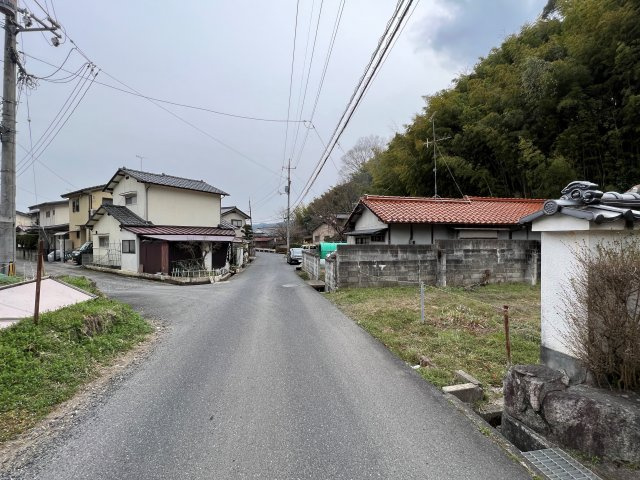 津山市小田中　売土地75.27坪（古屋あり）の前面道路含む現地写真