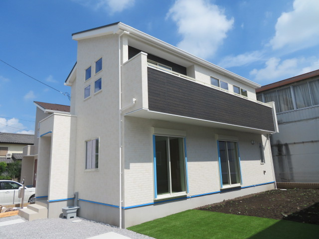 高崎市吉井町7期（全3棟）2号棟の外観|ナチュラルで飽きの来ないデザインは流行に左右されない家の形です。外構も綺麗に仕上がっています(^▽^)/
