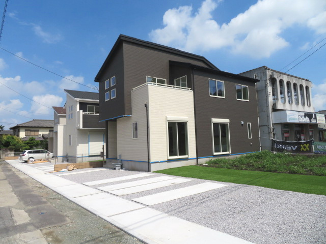 高崎市吉井町7期（全3棟）3号棟の外観|ナチュラルで飽きの来ないデザインは流行に左右されない家の形です。外構も綺麗に仕上がっています(^▽^)/

