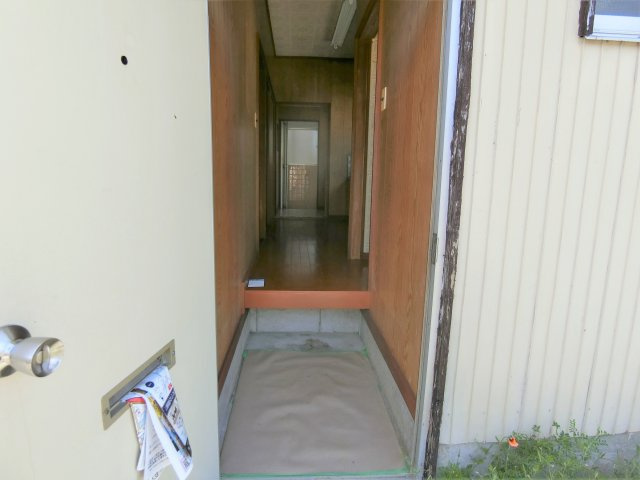 塚瀬貸家の玄関