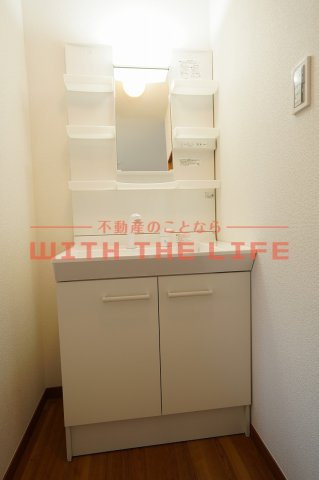 組坂ビルNo8【キャッシュバック対象物件】の独立洗面台|朝の支度にも助かる、独立の洗髪洗面化粧台
