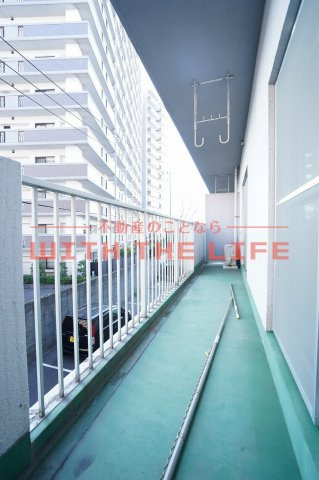 組坂ビルNo8【キャッシュバック対象物件】のバルコニー|バルコニー付きです
