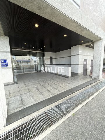 三京ビルのエントランス