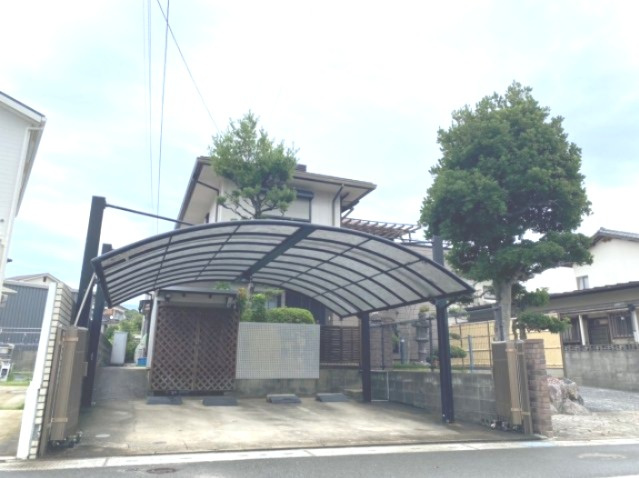 篠栗町大字若杉戸建2棟の駐車場|【外観写真】
雨の日でも乗り降り楽々ですね♪