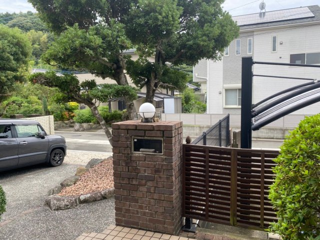 篠栗町大字若杉戸建2棟の駐車場|【外観写真】
母屋の玄関から駐車場への様子です♪