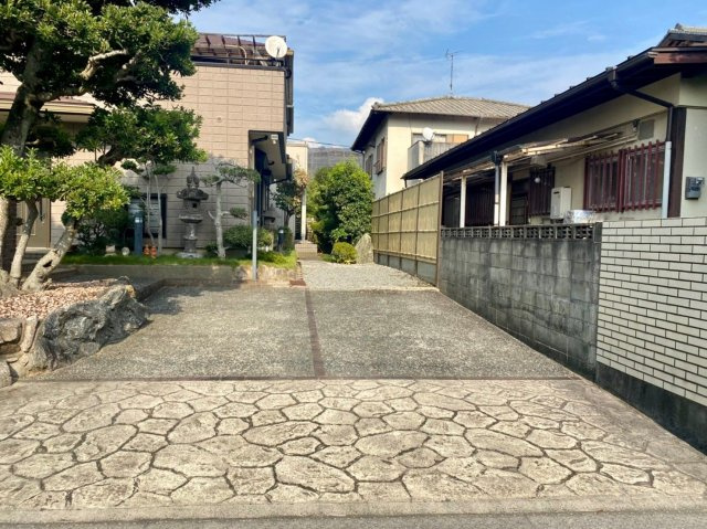 篠栗町大字若杉戸建2棟の駐車場|【外観写真】
駐車場です、すぐそばまで車を寄せられ便利！３台は余裕で停められます♪