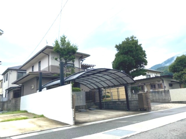 篠栗町大字若杉戸建2棟の外観|【外観写真】
２台駐車可能なシッカリしたカーポートもついています。