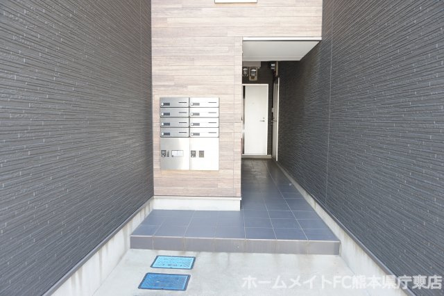 熊本市中央区琴平２丁目のアパートのエントランス