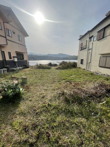 一碧湖　更地の外観|現地から一碧湖を望む　湖畔遊歩道は建築確認基準法の道路ではございません。