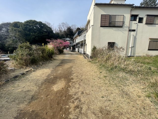 一碧湖　更地の前面道路含む現地写真|前面は湖畔遊歩道です。建築確認基準法の道路ではありません。