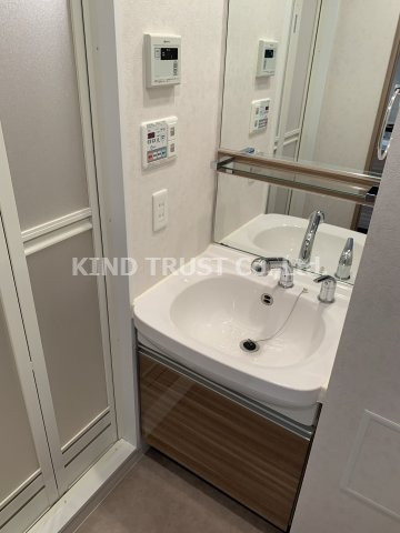 プレサンス梅田東ディアロの洗面所|明るい洗面所です