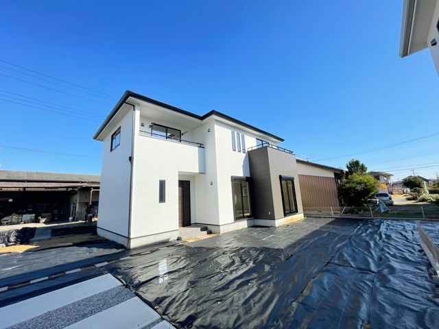 上里町神保原町1期（全4棟）1号棟の外観|ナチュラルで飽きの来ないデザインは流行に左右されない家の形です。外構も綺麗に仕上がっています(^▽^)/
