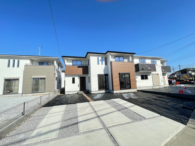 上里町神保原町1期（全4棟）3号棟の外観|隣地との距離も保ちながらも綺麗な街並みに溶け込みました！
駐車スペースやお庭も十分に確保しています！
