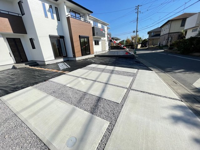 上里町神保原町1期（全4棟）3号棟の駐車場|美しい街並みの分譲地です。車の出し入れもラクラクなカースペース及び広々な前面道路です。 車の運転が苦手な奥様もこれなら安心です(^▽^)/
