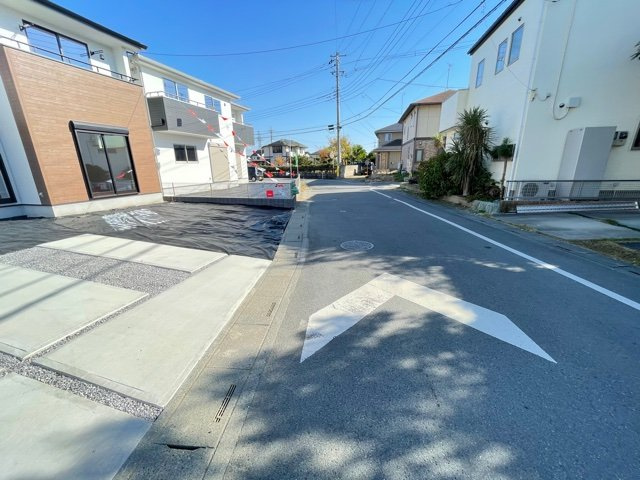 上里町神保原町1期（全4棟）3号棟の前面道路含む現地写真|美しい街並みの分譲地です。車の出し入れもラクラクなカースペース及び広々な前面道路です。 車の運転が苦手な奥様もこれなら安心です(^▽^)/