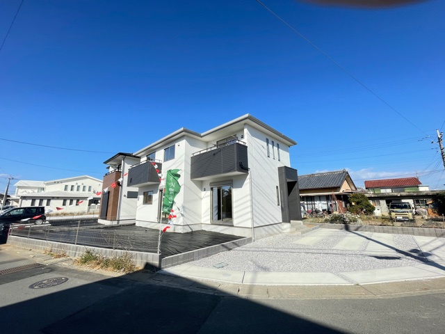 上里町神保原町1期（全4棟）4号棟の外観|隣地との距離も保ちながらも綺麗な街並みに溶け込みました！
駐車スペースやお庭も十分に確保しています！