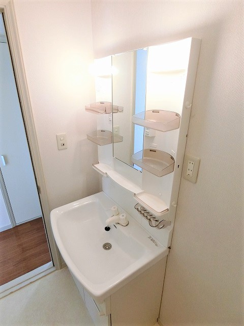 サニーコート桧木F棟の独立洗面台|写真は同建物の別部屋を参考に掲載しております。