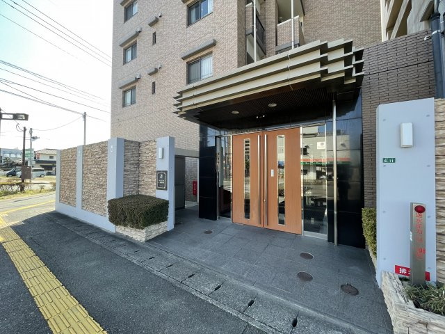アルバクレスタ小郡駅前のエントランス