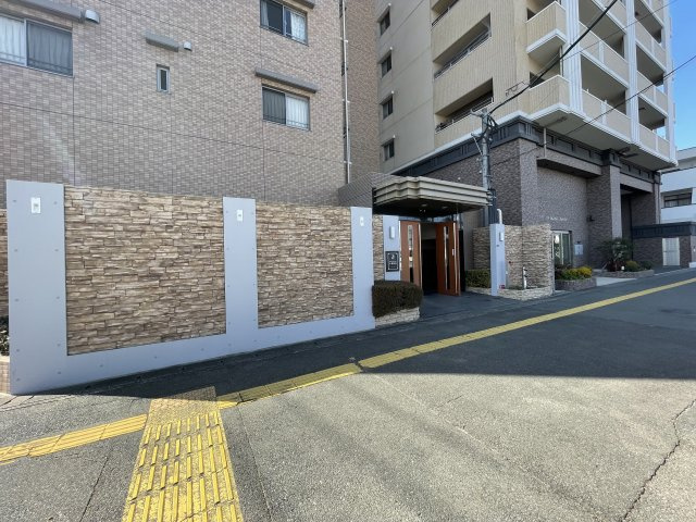 アルバクレスタ小郡駅前のエントランス