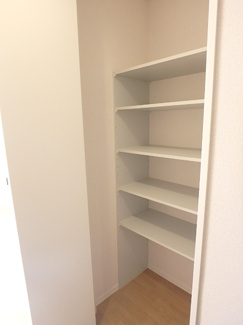 廊下にも収納があり便利