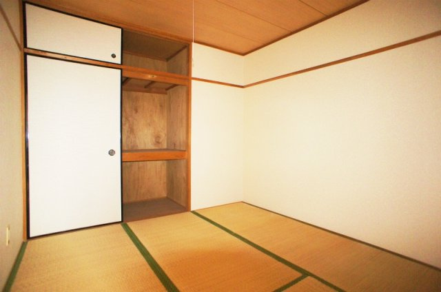 サンビレッジ津福【10,000円キャッシュバック対象物件】の寝室|和室があれば客間としても活用できます