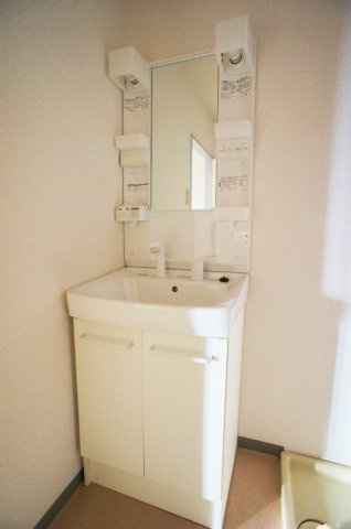 サンビレッジ津福【10,000円キャッシュバック対象物件】の洗面所|脱衣スペースもあります