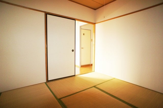 サンビレッジ津福【10,000円キャッシュバック対象物件】の居間・リビング|和室があれば客間としても活用できます