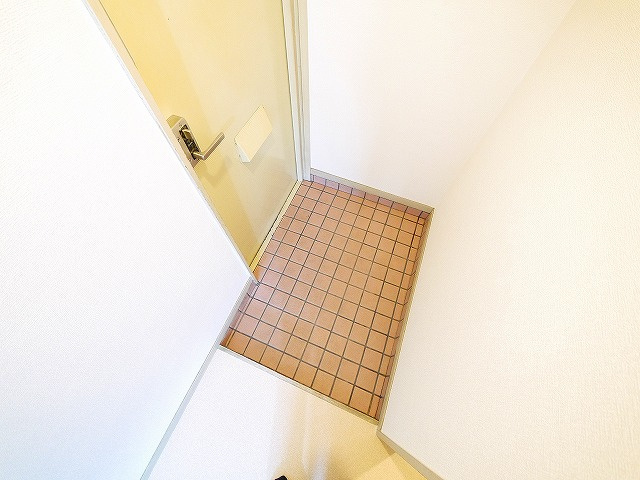メゾンヒグチの玄関|明るい玄関です