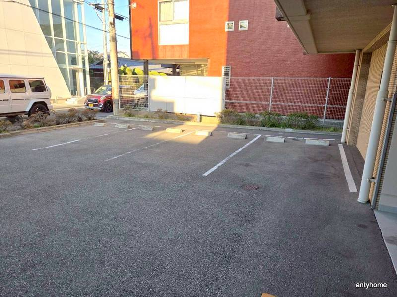 グリシーヌの駐車場