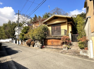【前面道路含む現地写真】 | 地下鉄東西線『小野駅』が徒歩7分と近くて便利ですが、徒歩2分には京阪バス『醍醐上ノ山町停』もあり、ＪＲ・京阪「六地蔵駅」にアクセス可能です。