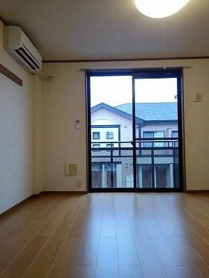 ボンヌ・シャンス一番館の居間・リビング|ゆったりとした居間です