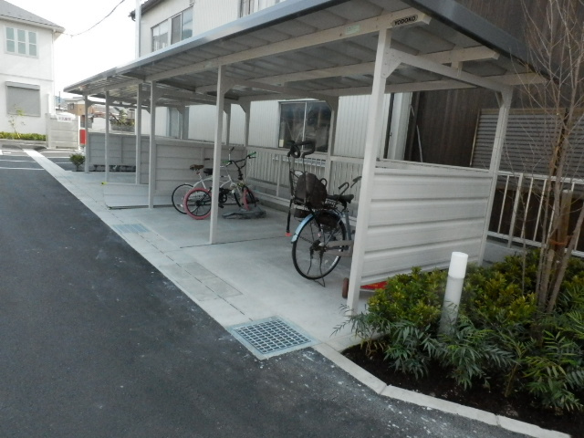 シャーメゾン サマーフィールドのその他共用部分|屋根付きの駐輪場です