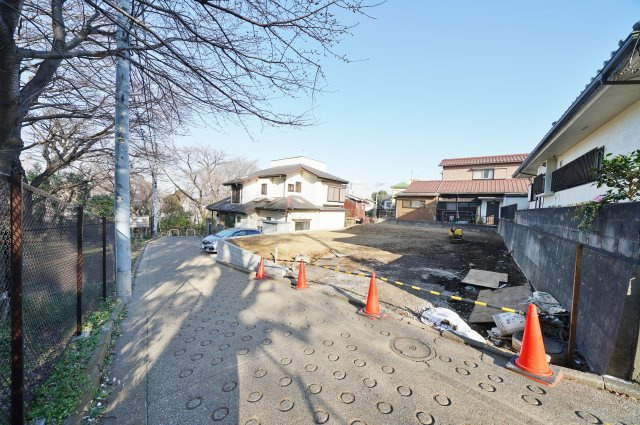 【保土ケ谷区桜ケ丘１丁目53-15新築戸建てＡ号棟】（桜台小学校・岩崎中学校）の前面道路含む現地写真|西側が道路に面しています