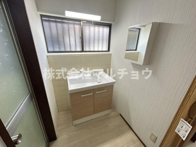 目良一戸建の洗面所|スペースが確保できる洗面所です