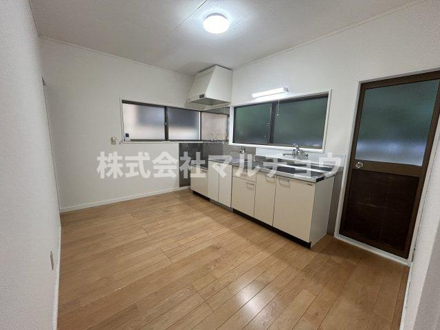 目良一戸建の居間・リビング|ゆったりとした居間です