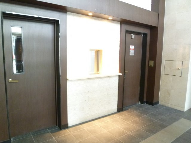 プレサンス難波元町のエントランス