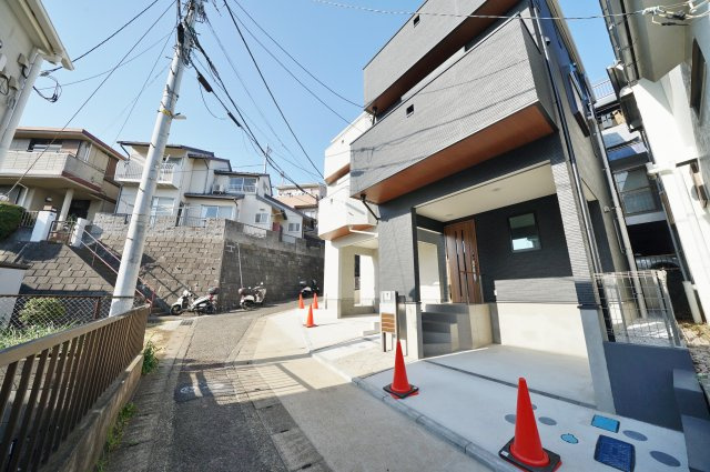 【保土ケ谷区初音ケ丘49-11新築戸建てＡ号棟】（初音ヶ丘小学校・橘中学校）の前面道路含む現地写真|周辺は落ち着いた雰囲気の住宅街です