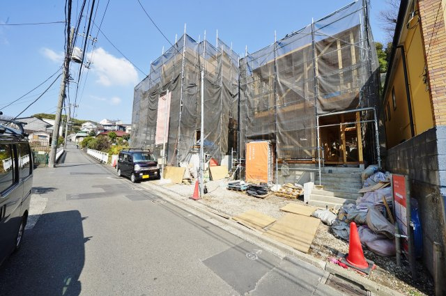 【保土ケ谷区峰岡町３丁目386-6新築戸建てＡ号棟】（常盤台小学校・保土ヶ谷中学校）の前面道路含む現地写真|南西側が道路に面しています。