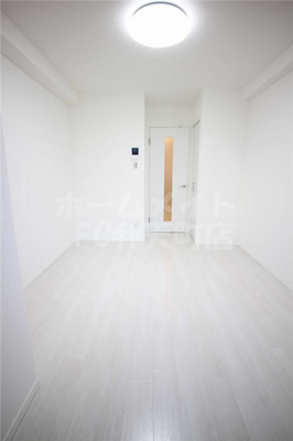 【居間・リビング】 | グランパシフィック弁天町 | こちらのリビングで趣味の時間をお楽しみください