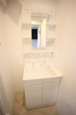 【洗面所】 | グランパシフィック弁天町 | 忙しい朝には欠かせない洗面所です