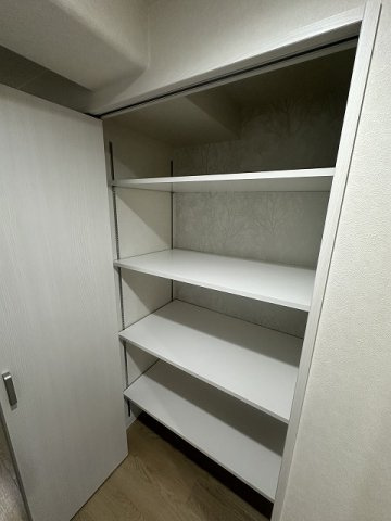 【収納】 | ヴェール・クロシェット’94 | 廊下にある収納スペースです！かさ張るお掃除用品などの収納に役立ちますね☆