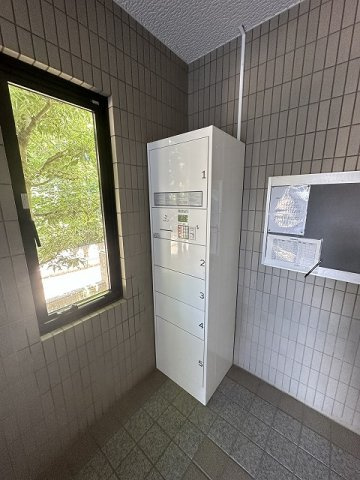 【エントランス】 | ヴェール・クロシェット’94 | 共用エントランスには宅配BOXがあるので荷物の受け取りもスムーズに♪再配達を依頼する手間が省けます☆