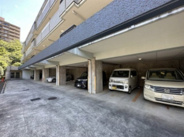 【駐車場】 | ヴェール・クロシェット’94 | いつでも目の届く敷地内に駐車場があります！屋内なので、雨の時の乗り降りもらくらく♪