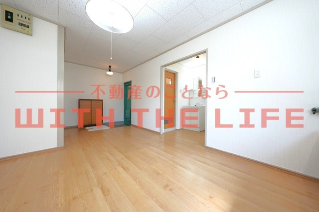 大石ビル【10.000円キャッシュバック対象物件】の居間・リビング|こちらのリビングで趣味の時間をお楽しみください