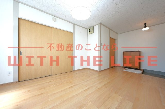 大石ビル【10.000円キャッシュバック対象物件】の内装|明るい色調の室内です
